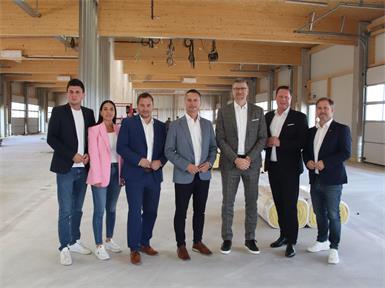Jürgen Lehrner, Bezirksgeschäftsführerin Steffi Fürst, Michael Ochs (Vizebürgermeister Antau), Robert Hergovich, Thomas Hoffmann und Roland Fürst mit Hans-Peter Schöll (Casa Immobilien). Richard Vogler