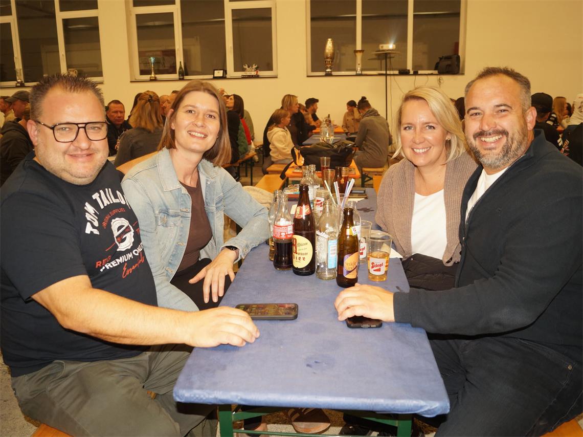 Jürgen Maier und Markus Maier, Cousins von Patrick Bauer, mit Sarah Rodlhofer un...
