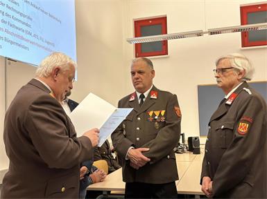 Jürgen Pilles dankte Robert Hutter und Franz Valenka für ihre langjährige Tätigkeit bei der FF Neudörfl