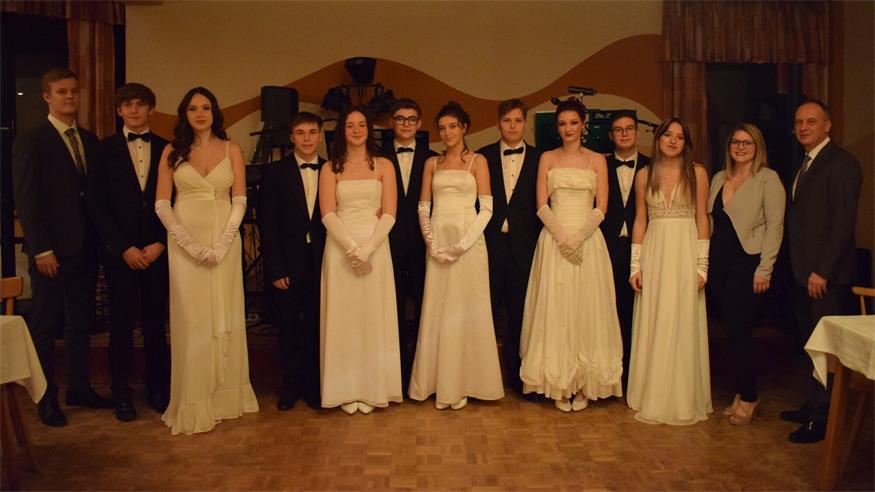 Jugendgemeinderat Jan Gerdenitsch, Jakob Grill, Hannah DeFranceschi, Max Braunöder, Kerstin Fenz, Nico Moritz, Victoria Oktabec, Jan Krajschits, Anna Hammerschmidt, Stefan Bergauer, Lara Leeb, Julia Zenz und Bürgermeister Karl Izmenyi. 