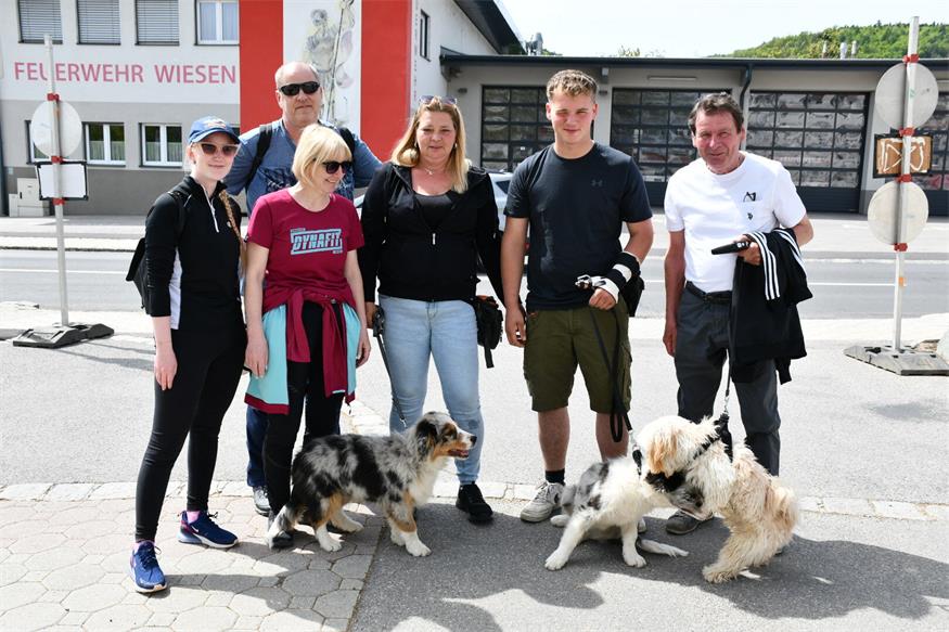 Osterwanderung in Wiesen lockt zahlreiche Teilnehmer