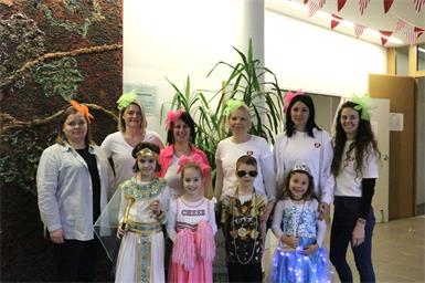 Julia Krausler, Birgit Kutrovatz, Theresa Arzt, Obfrau Julia Karenits, Valentina Emmer, Manuela Zaglitsch, Matthias Reinfeld, Jannyne Wild, Marie Kreitschitz und Evi Heinrich beim Kinderfasching der Kinderfreunde Deutschkreutz.