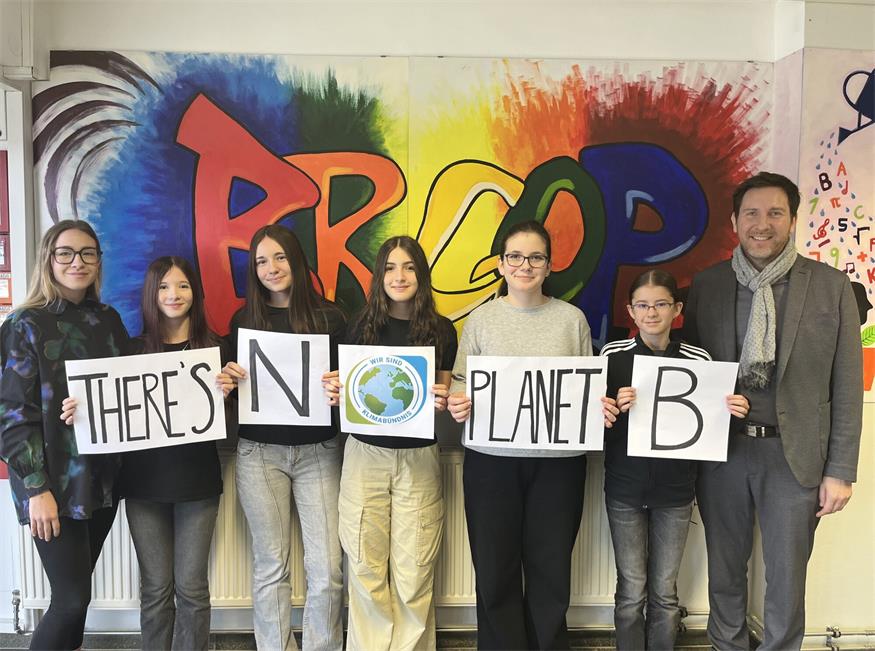 Julia Westhoff, Stefanie Hutter, Katharina Haller, Riana Polomi, Luzia Regner, Linda Hauser und Direktor Markus Neuhold wollen verdeutlichen, dass es keinen Planeten B gibt