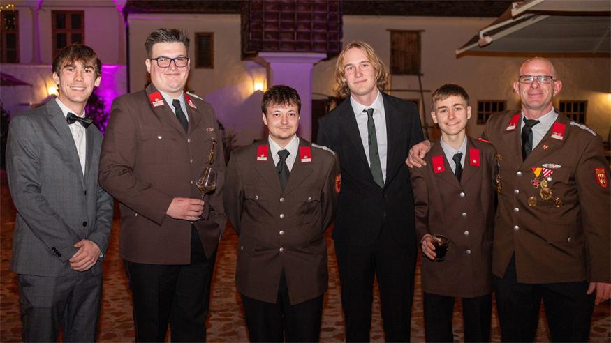 Julian Altmann, Alexander Schruiff, Fabian Schmit, Florian Altmann, Peter Nakovich und Roman Schrödl in Anzug und Uniform.