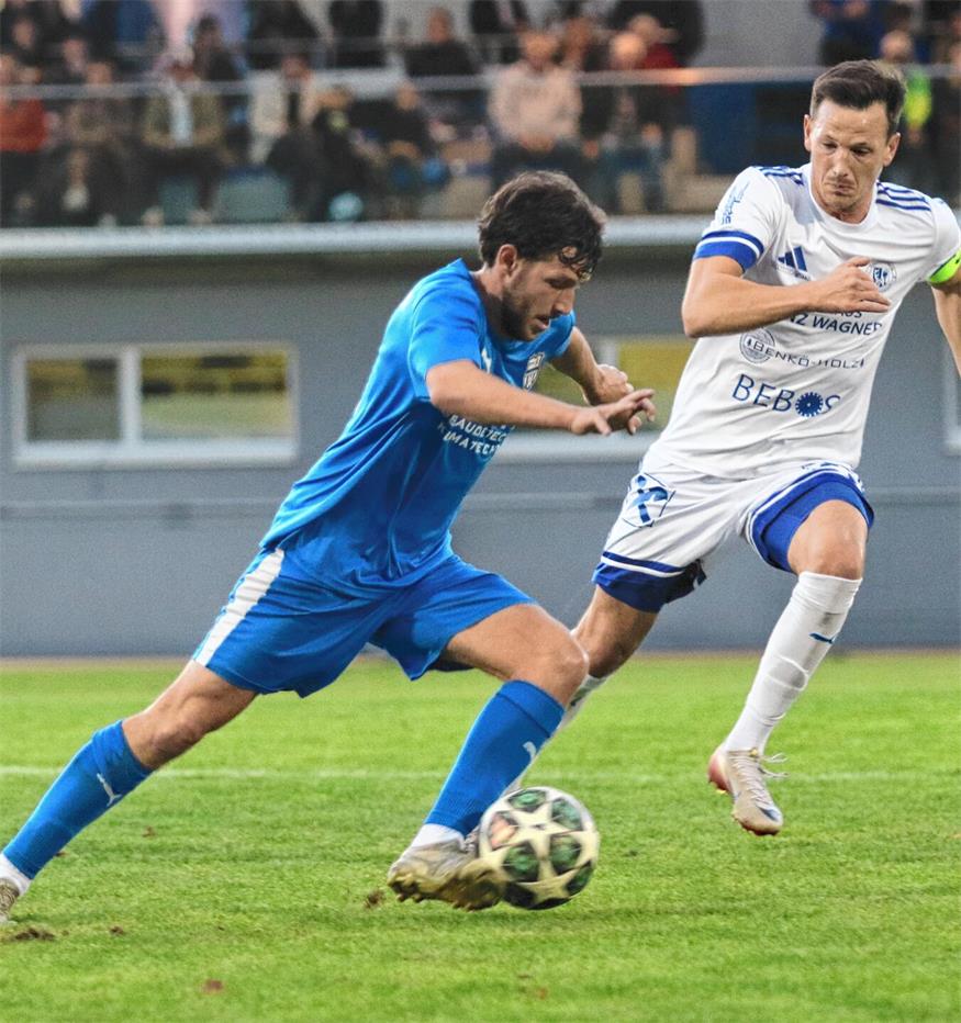 Julian Binder (r.) und Kohfidisch stießen Manuel Baumgartner und Bad Sauerbrunn mit einem 2:1 von der Tabellenspitze.