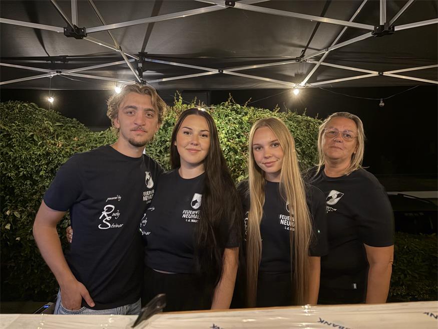 Julian Konrad, Nataša Konstantinov, Anna-Maria Konrad und Silke Konrad versorgten die vielen Gäste mit erfrischenden Getränken. 