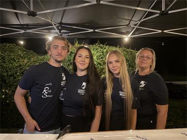 Julian Konrad, Nataša Konstantinov, Anna-Maria Konrad und Silke Konrad versorgten die vielen Gäste mit erfrischenden Getränken. 