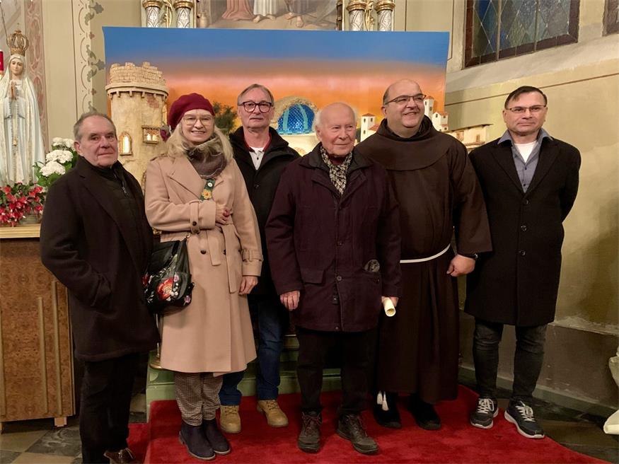 Julius und Ingrid Kiss (Krippenverein Frauenkirchen), Leo Zontsich, Professor Stefan Kocsis, Pater Zoran sowie Gerold Zontsich leisteten gemeinsam mit Jelka Zeichmann-Kocsis einen wesentlichen Beitrag zu dieser gelungenen Veranstaltung.