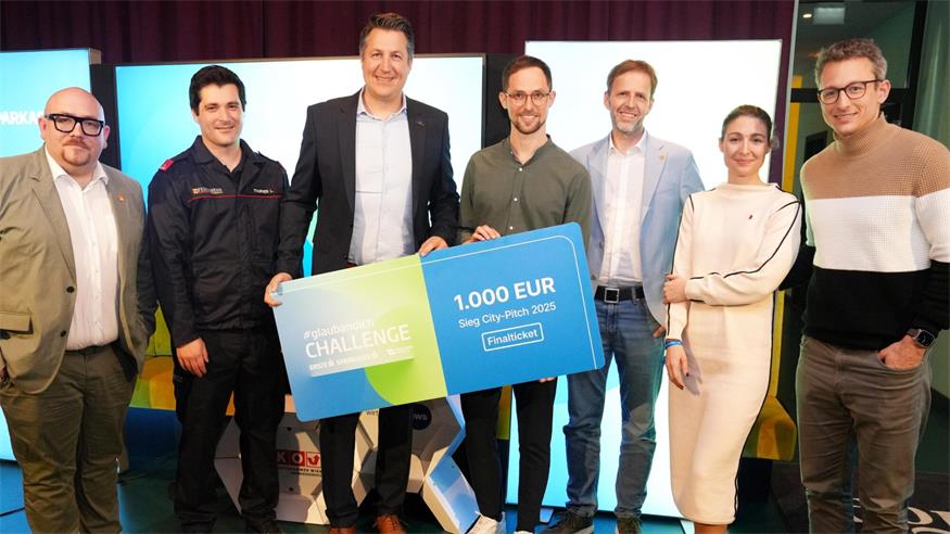 Juror Florian Piff mit Lukas Thurner aus Schützen ( FireFighter Rescue App ), den Eisenstädtern Rainer Schuster und Patrick Reinfeld ( Pflegenavi ) sowie seinen Jury-Kollegen Michael Sedlak, Carmencita Nader und Jakob Detering. 