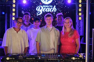Juror Thomas „Tyo“ Haider, der Gewinner Simon „Numiz“ Hemmerich, Marco „EnergetiX“ Abraham, der Zweitplatzierte „Philthy“ Leidl, Born to Beach-Veranstalter Antonio Rosa und Landesrätin Daniela Winkler.