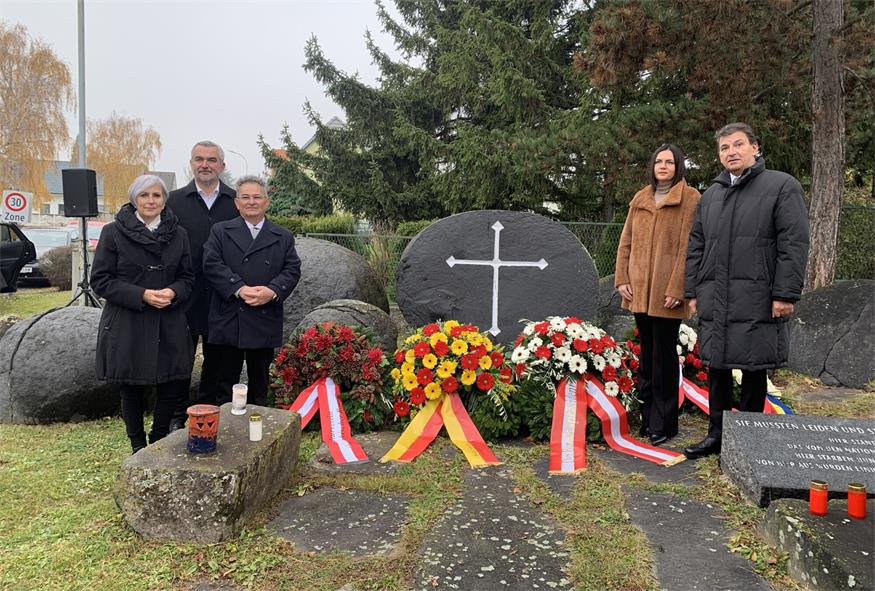 Justizministerin Anna Sporrer, Landesrat Heinrich Dorner, Vorsitzender vom Volksgruppenbeirat Emmerich Gärtner-Horvath, Landtagspräsidentin Astrid Eisenkopf und Obmann des Kulturvereins Österreichischer Roma, Christian Klippl.