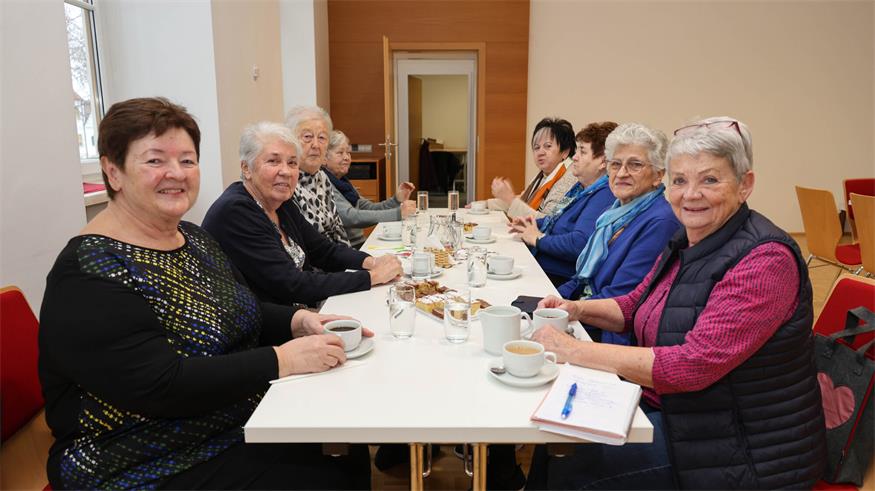 Jutta Marx, Monika Sommer, Helene Halwax und Nora Lackner starteten mit Kaffee und Kuchen in einen geselligen Nachmittag.