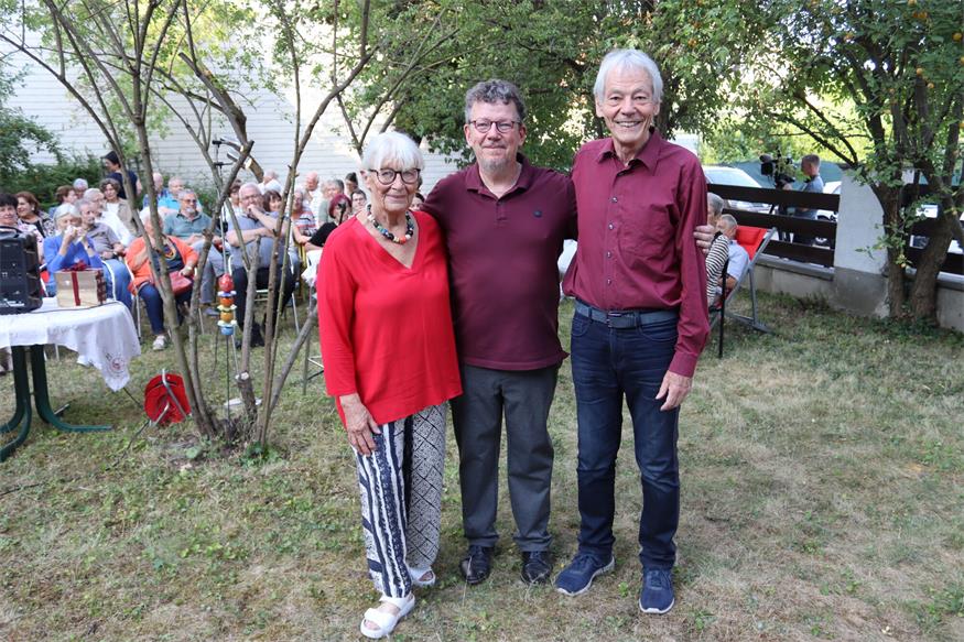 Jutta, Oliver und Joe Treiber vor der Lesung, die viele Interessierte in den Garten des Kinos lockte. 