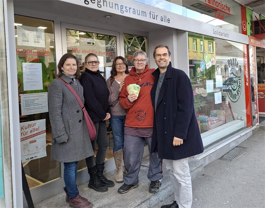 Jutta Spitzmüller, Gabriele Dieck, Karin Scheibenbauer, Andrea Roschek und Wolfgang Spitzmüller bei der Spendenübergabe.