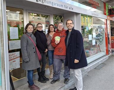 Jutta Spitzmüller, Gabriele Dieck, Karin Scheibenbauer, Andrea Roschek und Wolfgang Spitzmüller bei der Spendenübergabe.
