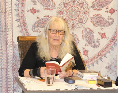 Jutta Treiberlas unter dem Motto "Heiteres zum Jahresanfang" aus verschiedenen ihrer Bücher Texte rund um Essen und Trinken.