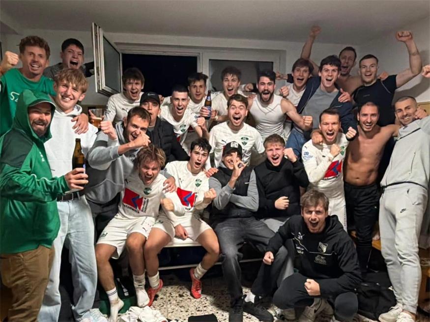 Kabinenparty. Die Mönchhofer feierten den 4:3-Auswärtssieg in Siegendorf gebührend.