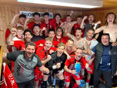 Kabinenparty! Die Parndorfer feierten den 2:1-Sieg in Pama in der Kabine.