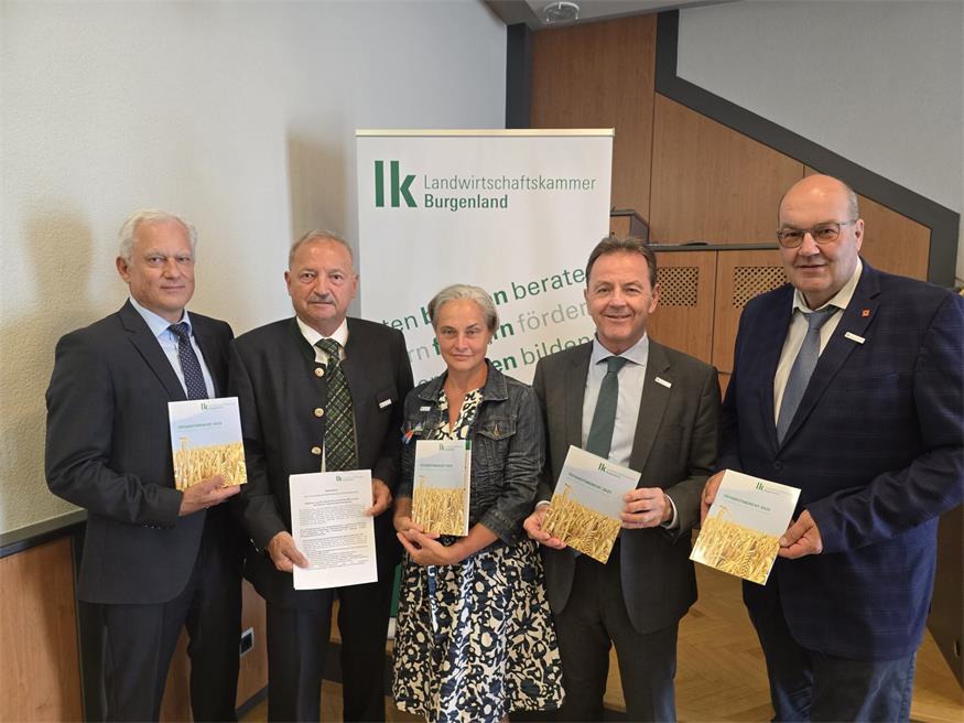 Kammerdirektor Martin Burjan, LK-Vizepräsident Werner Falb-Meixner, Landesbäuerin Christine Riepl, LK-Präsident Nikolaus Berlakovich und Kammerrat Michael Glauber beschlossen einstimmig u.a. den Tätigkeitsbericht und eine Resolution bei der heutigen Vollversammlung.