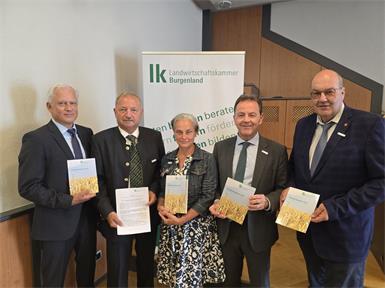 Kammerdirektor Martin Burjan, LK-Vizepräsident Werner Falb-Meixner, Landesbäuerin Christine Riepl, LK-Präsident Nikolaus Berlakovich und Kammerrat Michael Glauber beschlossen einstimmig u.a. den Tätigkeitsbericht und eine Resolution bei der heutigen Vollversammlung.