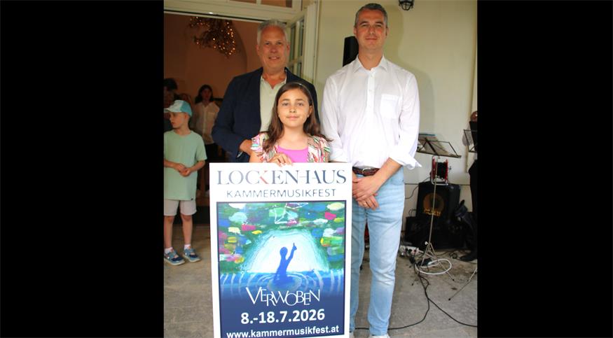 Kammermusikfest-Geschäftsführer Géza Rhomberg und Musikschul-Direktor Thomas Loier gratulierten Amelia Fasching zum ersten Platz und zu ihrem tollen Kunstwerk.