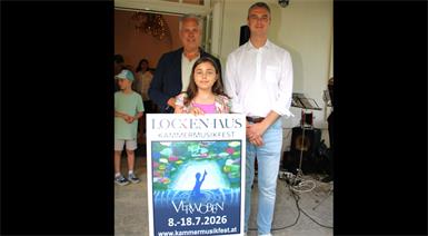 Kammermusikfest-Geschäftsführer Géza Rhomberg und Musikschul-Direktor Thomas Loier gratulierten Amelia Fasching zum ersten Platz und zu ihrem tollen Kunstwerk.