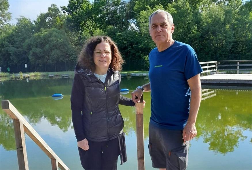 Kantinenbetreiberin Nicole „Nicci“ Bauer mit Bürgermeister Günter Schmidt am Ufer des idyllisch gelegenen Badeteichs.