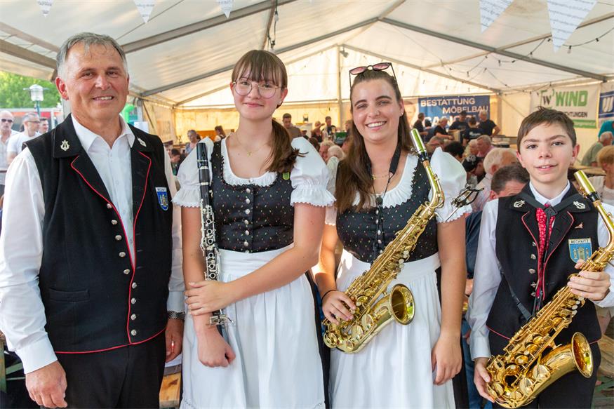 Kapellmeister Ewald Preinsperger, Karolina Wachter, Selina Dollmann und Matthias Wunderler. 