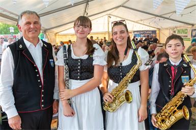 Kapellmeister Ewald Preinsperger, Karolina Wachter, Selina Dollmann und Matthias Wunderler. 