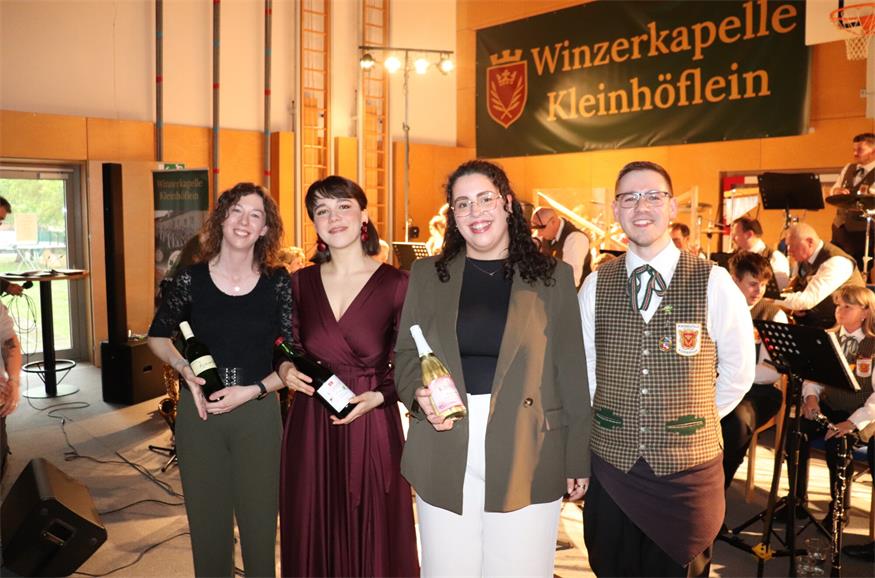 Kapellmeister Sebastian Pfann hatte ein goldenes Händchen nicht nur beim Dirigieren, sondern auch beim Selektieren der drei nicht minder goldenen Kehlchen von Sara Demattio, Susanna Hoppe und Anisa Karmout bewiesen.