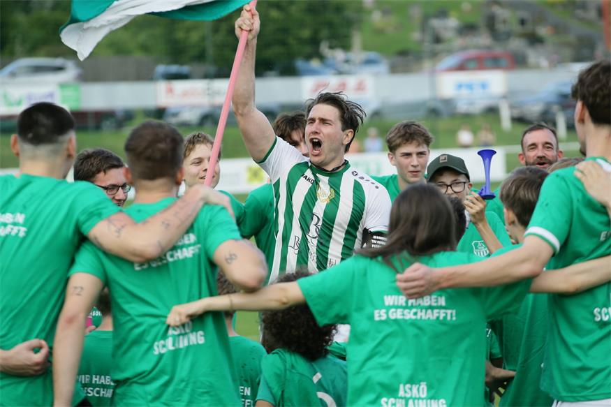 Kapitän Tobias Glösl (M.) eröffnete nach dem 4:0 gegen Loipersdorf die Schlaininger Aufstiegsfeier.