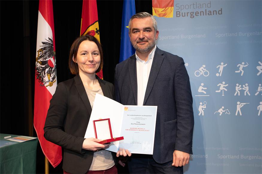 Karatetrainerin Eva Pauschenwein und Landesrat Mag. Heinrich Dorner.