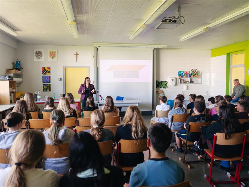 Karin Kroneder, Leiterin Sicherheit und Qualität der ÖBB-Infrastruktur AG, informierte die Schülerinnen und Schüler, welche Situationen, zu schweren Unfällen führen können.