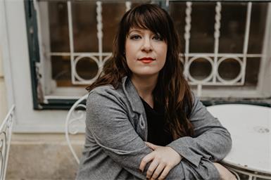 Karin Maria Bauer. Die Neusiedlerin veröffentlichte schon die zweite Single in diesem Jahr. Ihr neuester Song „You Made Me Love You“ erinnert an Norah Jones und bringt doch auf eindrucksvolle Weise Bauers eigenen Spirit mit.