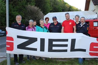 Karl Winkler, der frühere Kommandant Willi Türk, Manfred Frühstück, Heidi Schwarz und Kommandant Jürgen Frühstück von der Feuerwehr Steinbach mit den Teilnehmerinnen Gisela Ringhofer, Fritzi Hofer, Christine Freiler und Franziska Pichler aus dem benachbarten Niederösterreich.