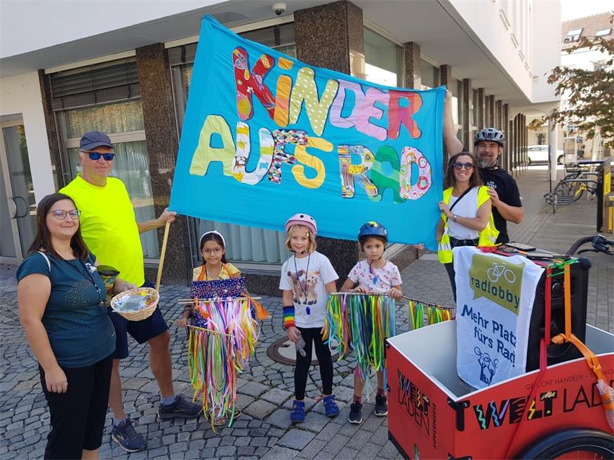 Karoline Szivatz (2.v.r.) und ihre Radlobby Eisenstadt laden bereits zur 6. Rad-Demo "Kidical Mass" in Eisenstadt.