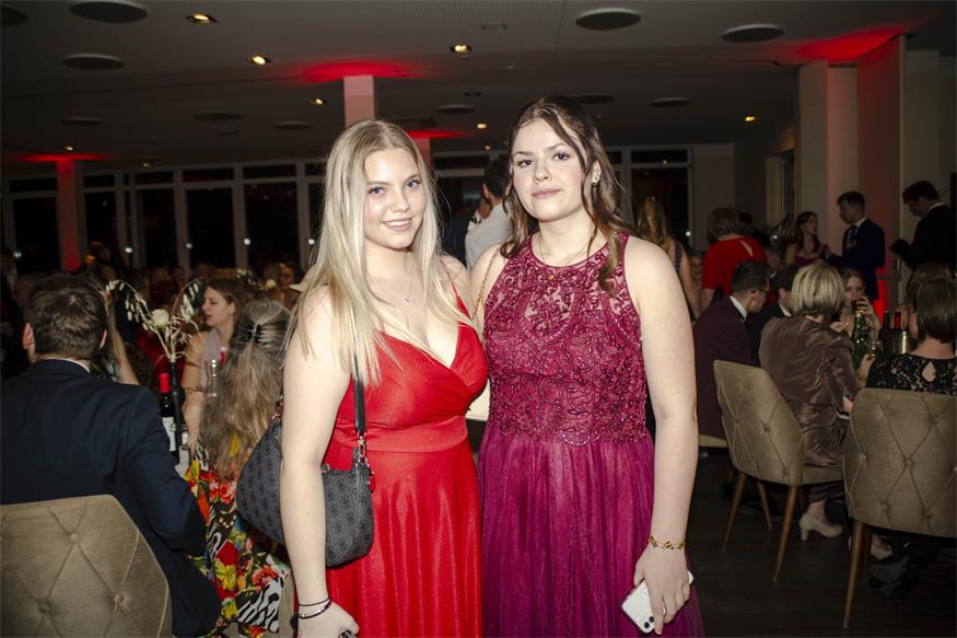 „Alles Walzer“ beim Neufelder Stadtball Katharin Wirth und Jana Rechtberger warfen sich für den Stadtball in Schale.