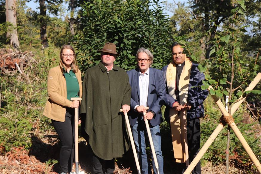 Katharina Leb, zuständig für Marketing und Projektmanagement bei Klosterwald, Oberforstmeister  Peter Fischer, Bürgermeister Gerhard Hutter und Pfarrer Kuruvila Marottickl Varghese. Gemeinsam wurde bei der Eröffnungsfeier ein Gedenkbaum gepflanzt. 