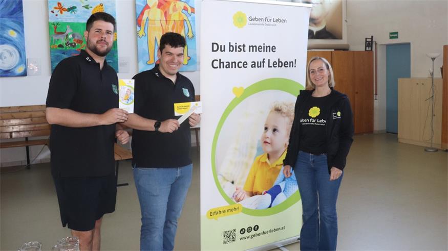 Katharina Palatzky vom Verein „Geben für Leben“ mit Burschenvereinobmann Raphael Hahn (Mitte) und Dino Trozic, der erklärte, wie der Wangenabstrich für die Typisierung funktioniert. 