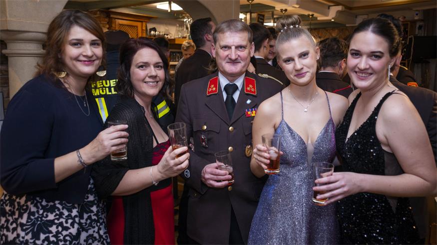 Katharina Werner, Nicole Reinprecht, Kommandant Wolfgang Traurig, Stefanie Traurig und Magdalena Werner.