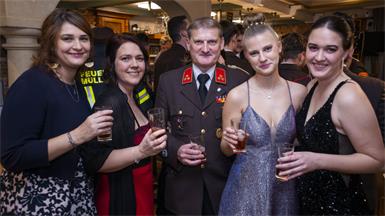 Katharina Werner, Nicole Reinprecht, Kommandant Wolfgang Traurig, Stefanie Traurig und Magdalena Werner.