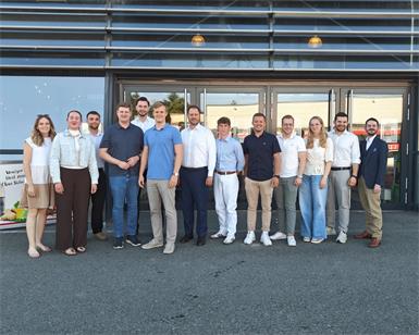 Kathrin Müllner, Tina Decker, Niki Tschirk, JVP-Landesobmann Daniel Heintz, Mario Redl, JVP-Bezirksobmann Jan Gerdenitsch, ÖVP-Bezirksparteiobmann Christian Sagartz, Jan Eisner, Marc Wutzlhofer, Thomas Otrok, Leonie Artner, JVP-Landesgeschäftsführer Wolf Steinhäusl und Christoph Freitag (v.l.n.r.).