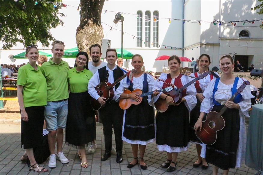 Katrin Hirschler, Felix Kuzmits, Obmann-Stellvertreterin Sarah Tomsich, Martin Karall, Obmann Florian Farkas, Petra Steinreiber, Dana Palatin-Janjic, Madelleine Schreiber und Eva Palatin von der Folklorengruppe „Graničari“ bei ihrem Lovrenca-Kirtag.