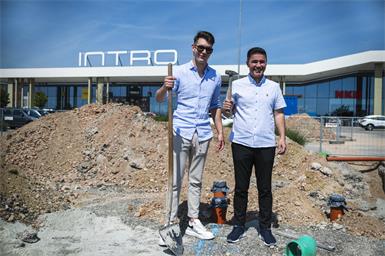 Kebab-Unternehmer Bünyamin Yildiz alias Benji baut mit seinem Business-Partner Stevan Maksimovic-Schuster seine vierte Filiale vor dem Einkaufszentrum Intro in Siegendorf.
