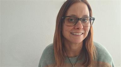 Kerstin Berger stammt aus dem Bezirk Neunkirchen. Der Veranstaltungsort in Neudörfl ergibt sich durch eine persönliche Verbindung, da eine Freundin dort lebt und den Rahmen für den Vortrag zur Verfügung stellt. Bergers Leitspruch begleitet den Abend: „Gesundheit ist nicht alles, aber ohne Gesundheit ist alles nichts.“ 