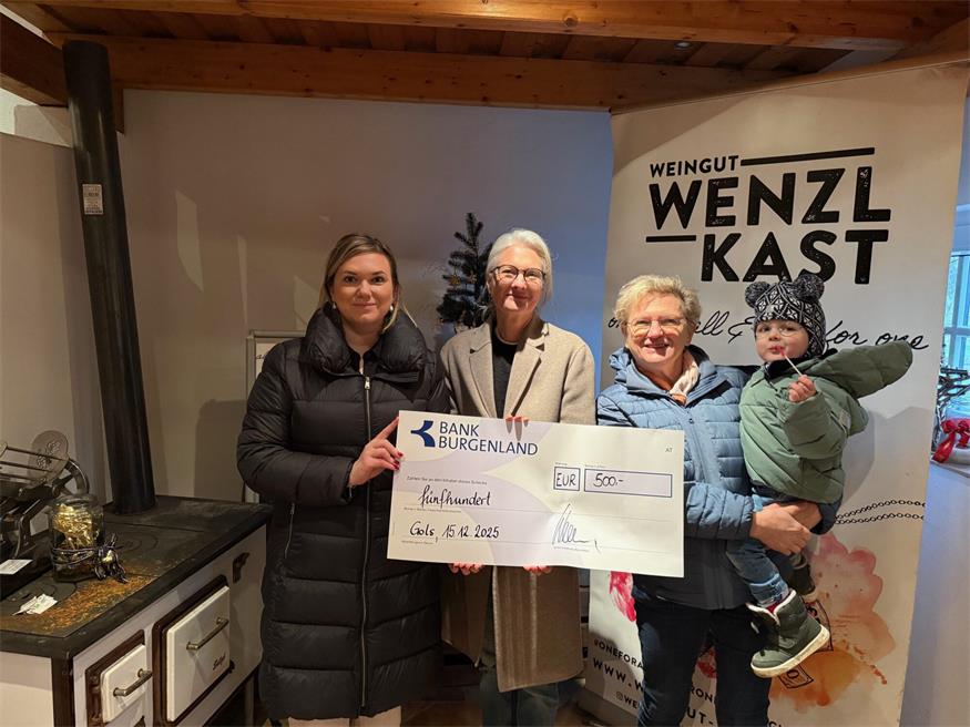 Kerstin, Ingrid und Josef Wenzl durften Doris Zoder-Spalek (MOKI Burgenland) einen Spendenscheck überreichen.