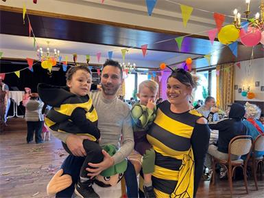Kesse Bienen: Levi, Philipp, Livio und Julia.