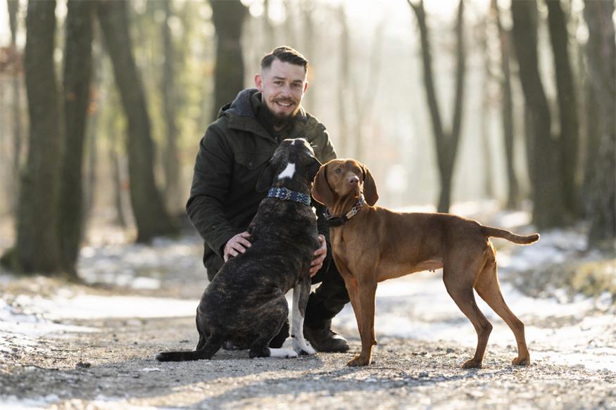 Kevin Bader-Mersich ist tierschutzqualifizierter Hundeverhaltenstrainer, Tiertrainer im Tierschutzhaus Sonnenhof, Jagdaufseher und gemeinsam mit seiner Ehefrau Hundehalter von fünf Hunden.