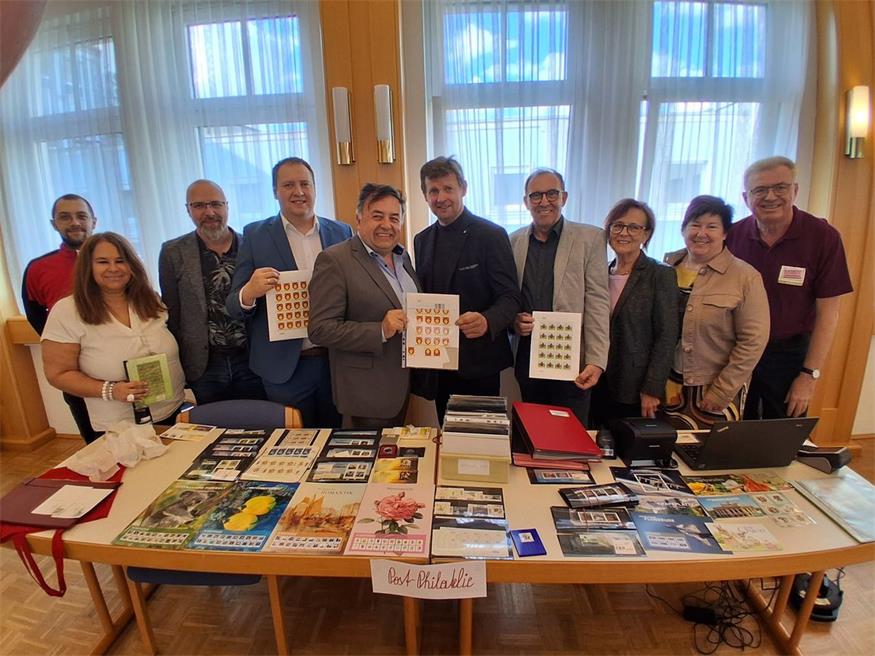 Kevin Rath und Sandra Hart von der Post-Philatlie AG, Gemeinderat Jürgen Seidl, Vizebürgermeister Daniel Sommer und Bürgermeister Bruno Stutzenstein aus Stoob, Oberpullendorf Bürgermeister Johann Heisz, Vizebürgermeister Nikolaus Dominikovits, Stadträtin Gerlinde Heger, Vizebürgermeisterin Tina Köppel und Obmann Werner Schöll vom Mittelburgenländischen Briefmarkensammlerverein. 