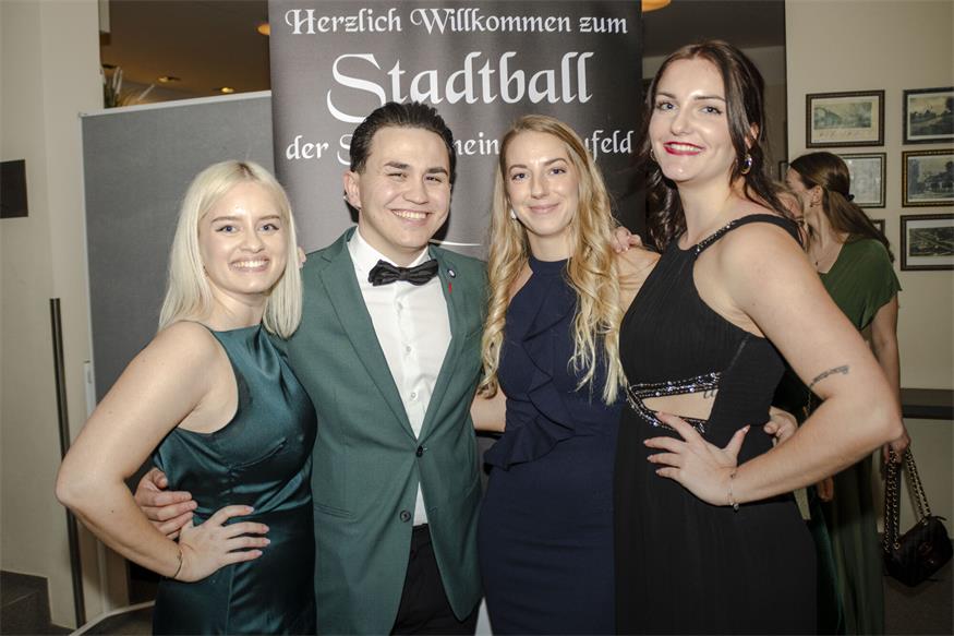 „Alles Walzer“ beim Neufelder Stadtball Kicker und Gemeinderat Ömer Bas als Hahn im Korb mit Beatrice, Christiane und Kristina.